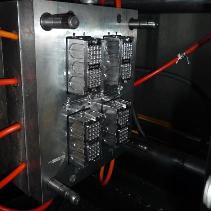 Méthode d'opération de moulage par injection plastique