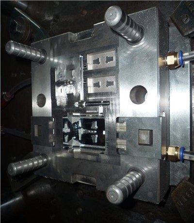 Commutateur de moulage par injection